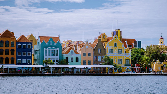 库拉索岛，荷属安的列斯群岛 加勒比库拉索岛威廉斯塔德市中心色彩缤纷的建筑景观