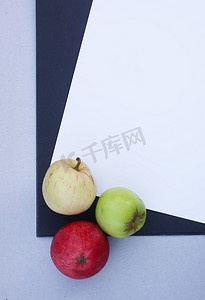 纸页与成熟的苹果
