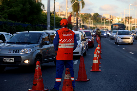 酒驾交警摄影照片_萨尔瓦多街头交通拥堵