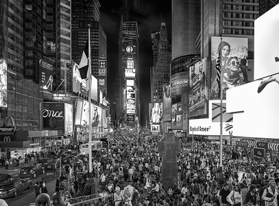 纽约城-2013 年 6 月 8 日：时代广场广告和达菲广场红色台阶游客的全景夜景