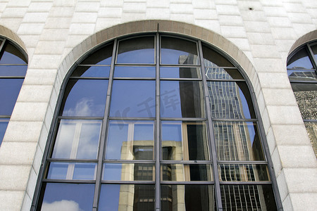 镜面反光摄影照片_具有玻璃幕墙的现代建筑