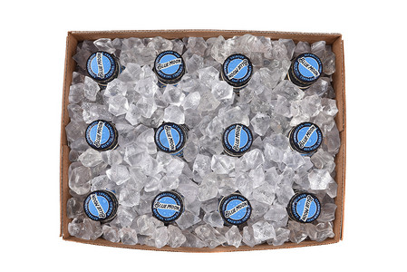 加利福尼亚州尔湾市 - 2020 年 3 月 10 日：12 包蓝月亮比利时白啤酒的高角度视图，盒子里装有冰块。