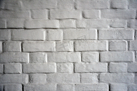白色砖墙摄影照片_用油漆盖的古色古香的白色砖墙。