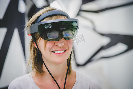 高端大气典雅摄影照片_戴着高端虚拟现实眼镜的年轻女子。 
