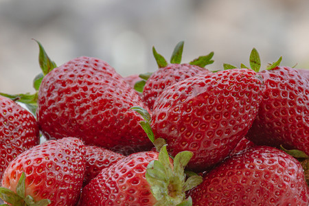 红色成熟的草莓。