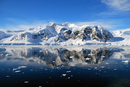 冬天的大山摄影照片_与冰山的南极风景