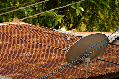 卫星和旧棕色屋顶