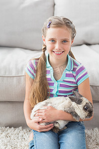 生活区抱着兔子的可爱女孩