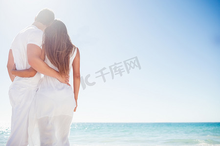 海滩多人摄影照片_可爱的情侣拥抱