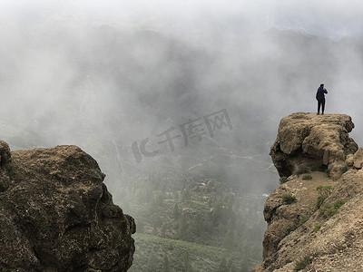 在 Roque Nublo 拍照的男人