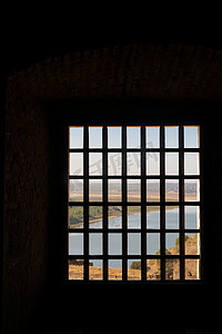 葡萄牙阿连特茹景观中带网格窗的 Juromenha 城堡景观