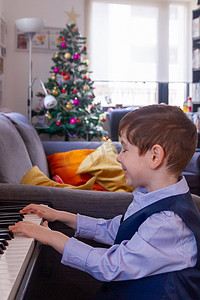 男孩在圣诞节弹钢琴