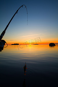 日落河鲈鱼用船和鱼竿钓鱼