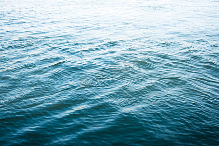蓝色水面波纹背景摄影照片_波纹水面背景