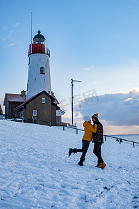 Urk 荷兰灯塔在冬季与白雪覆盖的海岸线，Urk 视图在灯塔雪景冬季天气在荷兰