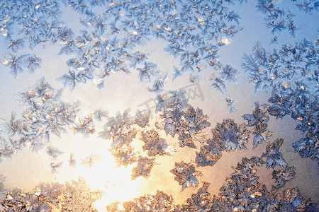结冰的窗户上的霜和雪花