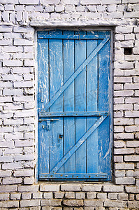 在白色砖墙上的蓝色木门