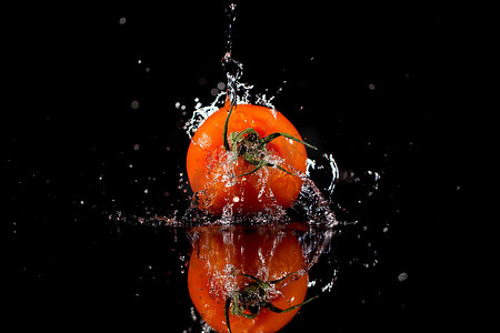 带水滴的番茄站在黑色背景上