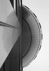 气息结构摄影照片_下面的视图显示了东京建筑物的侧面和圆形结构的倒影。