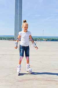 夏天穿着溜冰鞋的可爱女孩