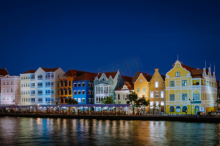 荷属安的列斯摄影照片_库拉索岛，荷属安的列斯群岛 加勒比库拉索岛威廉斯塔德市中心色彩缤纷的建筑景观