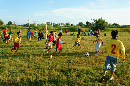 运动玩耍摄影照片_亚洲孩子踢足球，体育