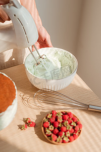 奶油摄影照片_打奶油准备做海绵蛋糕或红色天鹅绒