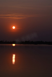 黄昏湖边摄影照片_湖边风景的垂直的图片与橙色天空和美好的日落的。
