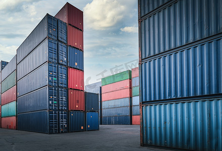 物流运输行业集装箱货物港口船场仓储装卸。
