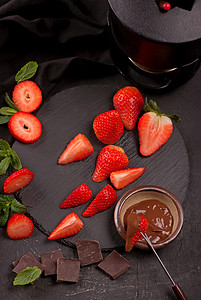 灰色背景中带有巧克力覆盖草莓的平铺组合物