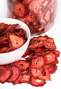 白盘中的干草莓，白色背景中突显的草莓果片