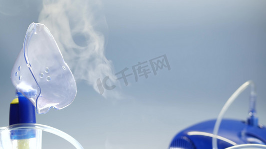 线管肺炎摄影照片_雾化器的氧气面罩，用于肺炎、covid、sars 和支气管炎治疗的医疗设备。