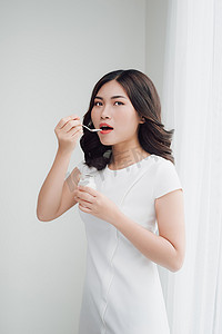在家吃酸奶的亚洲年轻女性画像