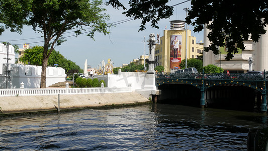 泰国曼谷，2019 年 7 月 11 日：运河作为公共客运的经典典型水道。 