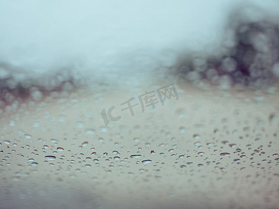 雨海下大雨时，玻璃上的雨滴