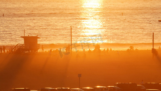 2019大气摄影照片_美国洛杉矶圣塔莫尼卡 — 2019年10月28日：加州夏季海滩美学，大气的金色日落。