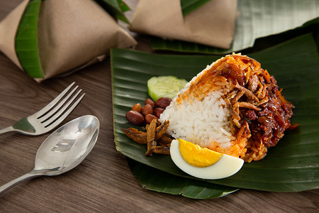 椰浆饭摄影照片_香蕉叶椰浆饭包，马来西亚流行早餐