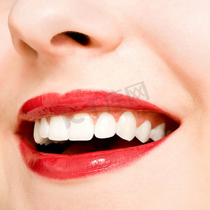 完美的笑容和健康洁白的天然牙齿，为牙科和美容而开心微笑