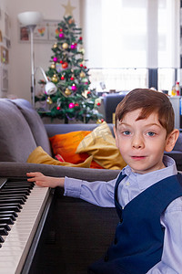 男孩在圣诞节弹钢琴