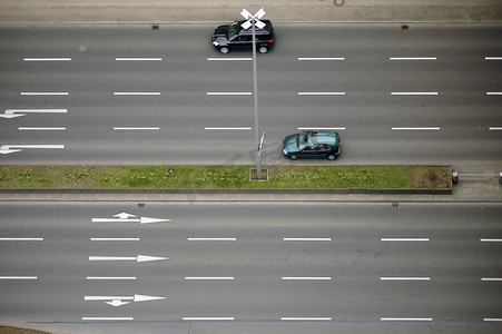 直行加右转摄影照片_多车道道路