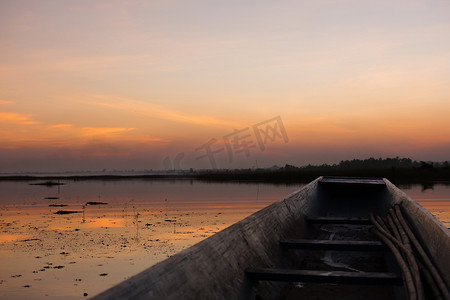 夕阳西下，木船停泊在河上。