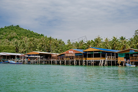 泰国春蓬省 Koh Phitak 2020 年 1 月，渔船和水面上的小木屋，Koh Phitak 是泰国的传统渔村