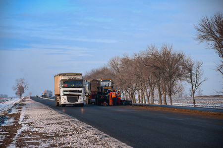 拖拉机路摄影照片_乌克兰柏油路维修服务，路面的维修。
