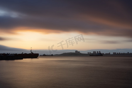 城市海景摄影照片_符拉迪沃斯托克海岸线背景日落时的海景
