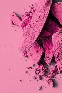 粉色眼影粉作为化妆调色板特写、压碎的化妆品和美容质地