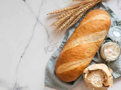 Sourdough Bloomer 或 Baton 面包