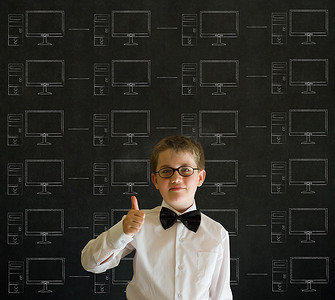 黑板背景上有粉笔网络的男孩竖起大拇指
