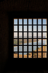 葡萄牙阿连特茹景观中带网格窗的 Juromenha 城堡景观