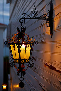 房子立面上发光的旧路灯照明。