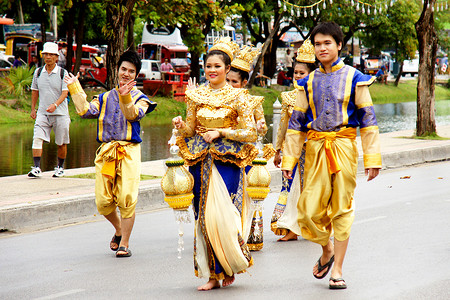 中花卉摄影照片_2013 年清迈花卉节游行中的泰国人